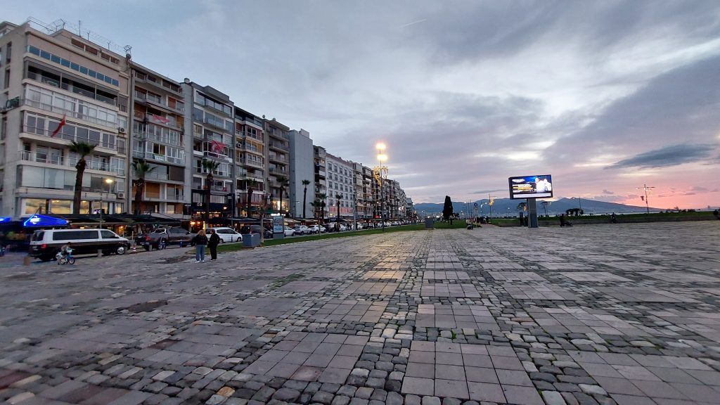 Alsancak Fotoğrafları - Gündoğdu Meydanı