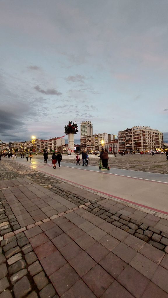 Alsancak Fotoğrafları - Gündoğdu Meydanı