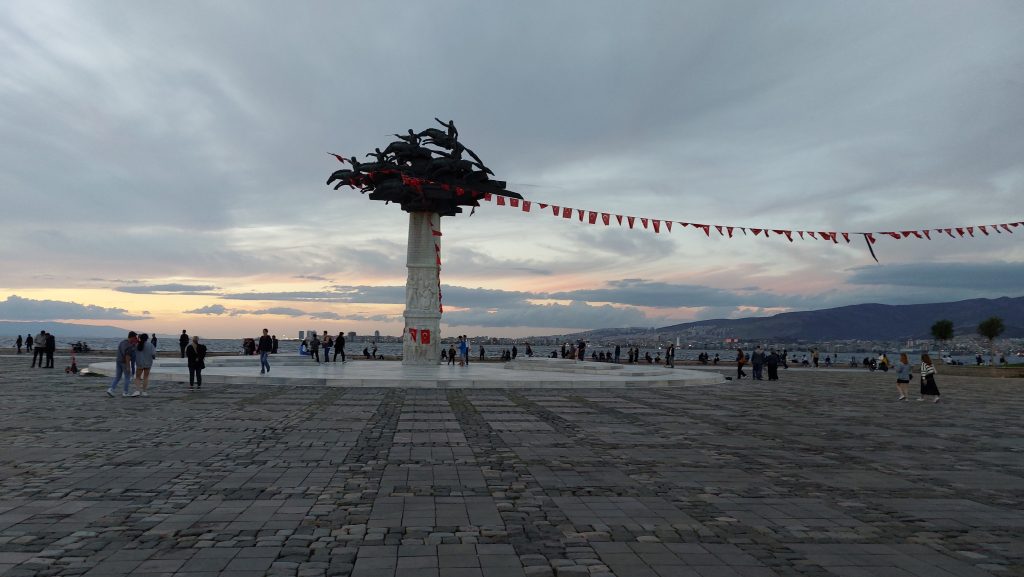 Alsancak Fotoğrafları - Gündoğdu Meydanı