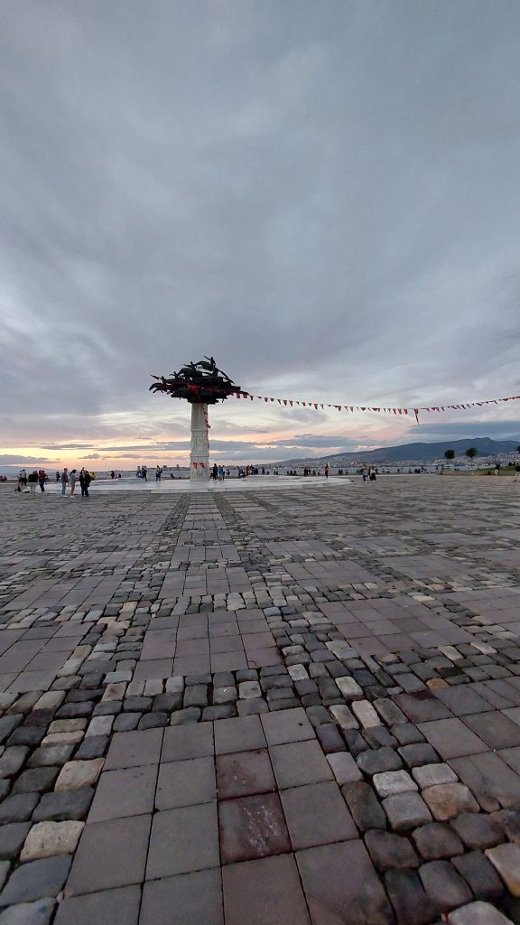 Alsancak Fotoğrafları - Gündoğdu Meydanı